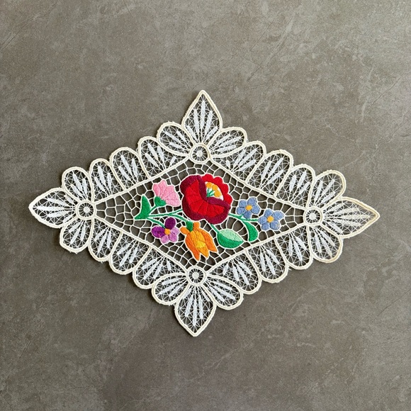 Embroidery, Table Centerpiece, Richelieu
Lacework with Hungarian, Kalocsa-style - Picture 2 of 4